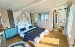 Master Cabin image, Zada Ulla Deluxe Phinisi Charter, Komodo Boats Charter